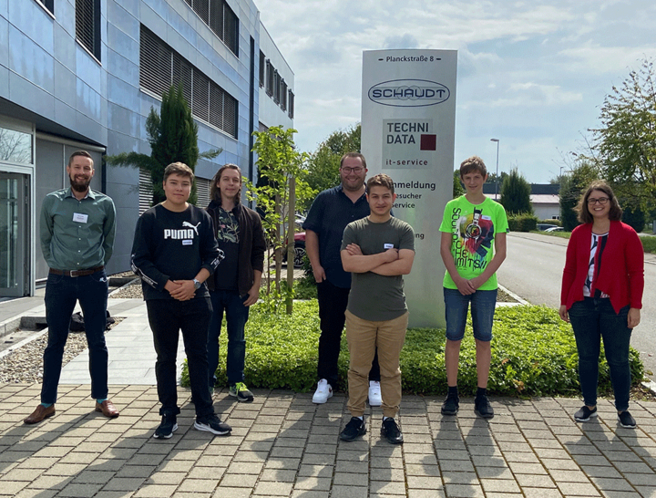 Gruppenbild mit Schülern und TechniData Mitarbeitende am "wisssen was geht!"-Tag vor dem Firmengebäude von TechniData in Markdorf